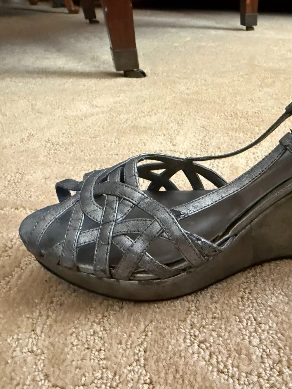 Nine & Company Metallic Gray T-Strap Wedge Sandals – Size 11